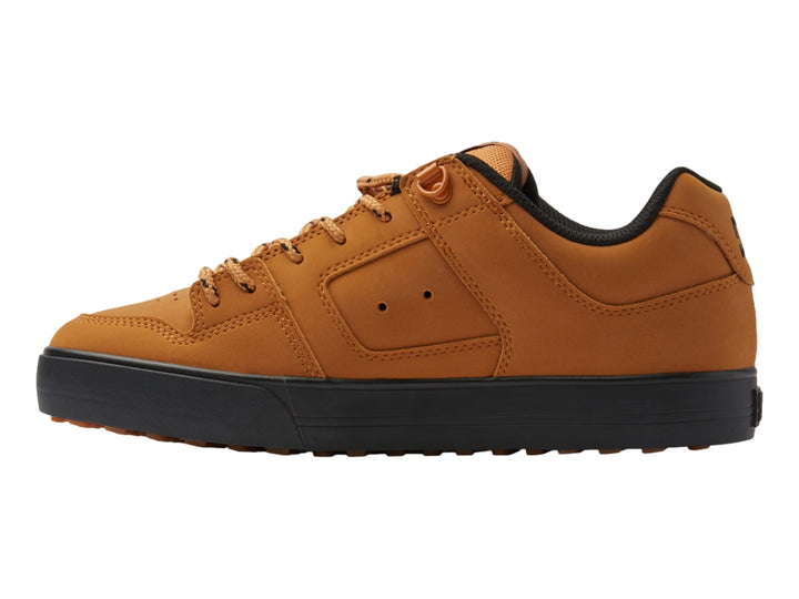 Tenis DC Shoes color trigo con suela negra y cordones a juego, vista lateral.