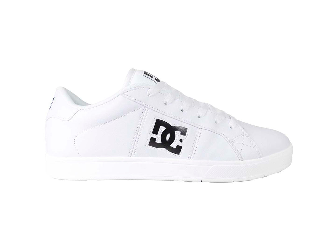 Tenis DC Shoes modelo Striker en color blanco con logotipo negro en el lateral y suela blanca.