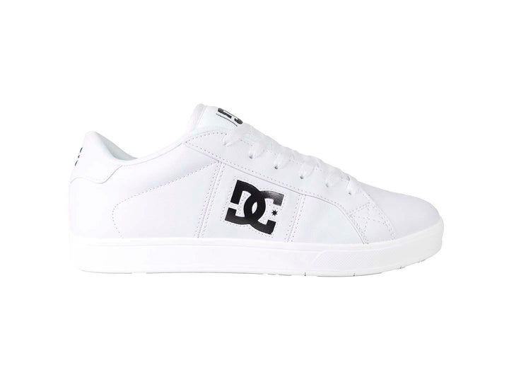 Tenis DC Shoes modelo Striker en color blanco con logotipo negro en el lateral y suela blanca.