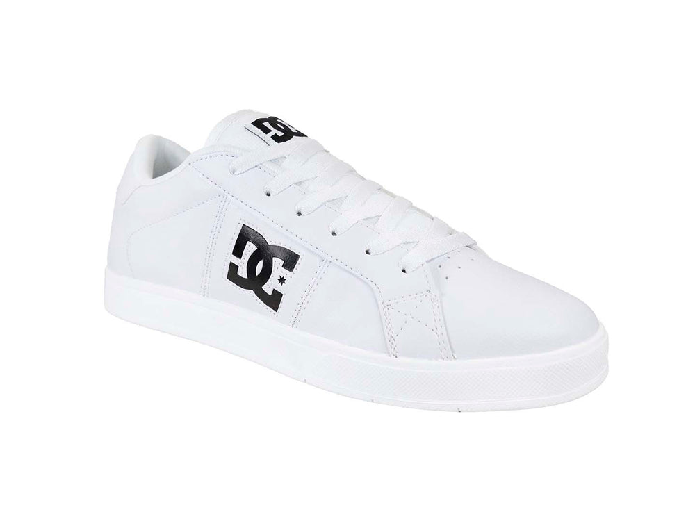 Tenis DC Shoes modelo Striker en color blanco con logotipo negro en el lateral y suela blanca.
