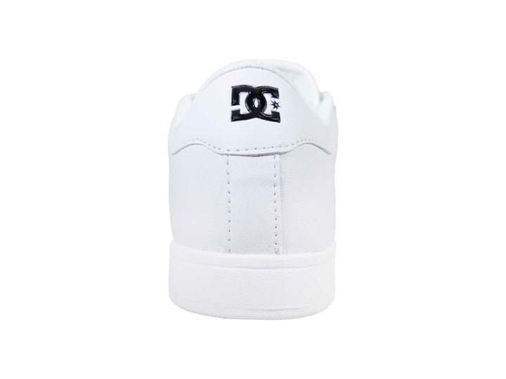 Tenis DC Shoes modelo Striker en color blanco con logotipo negro en el lateral y suela blanca.