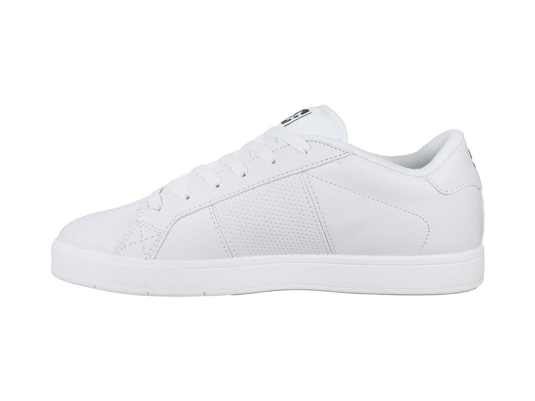 Tenis DC Shoes modelo Striker en color blanco con logotipo negro en el lateral y suela blanca.