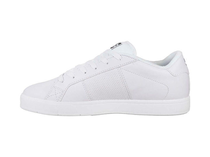Tenis DC Shoes modelo Striker en color blanco con logotipo negro en el lateral y suela blanca.