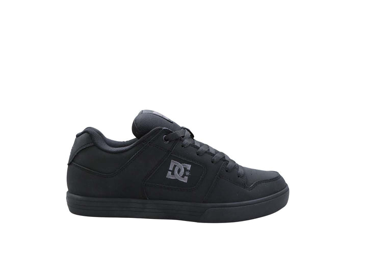 Tenis DC Shoes color negro con suela plana y logo lateral en color gris oscuro.