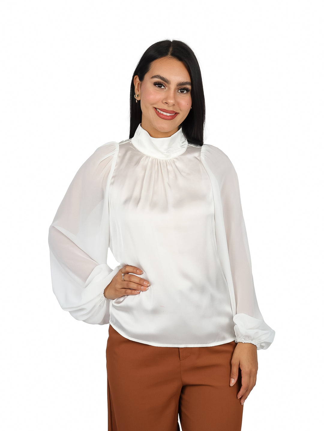 Mujer vistiendo blusa color ivory de cuello alto y mangas largas con acabado brillante.