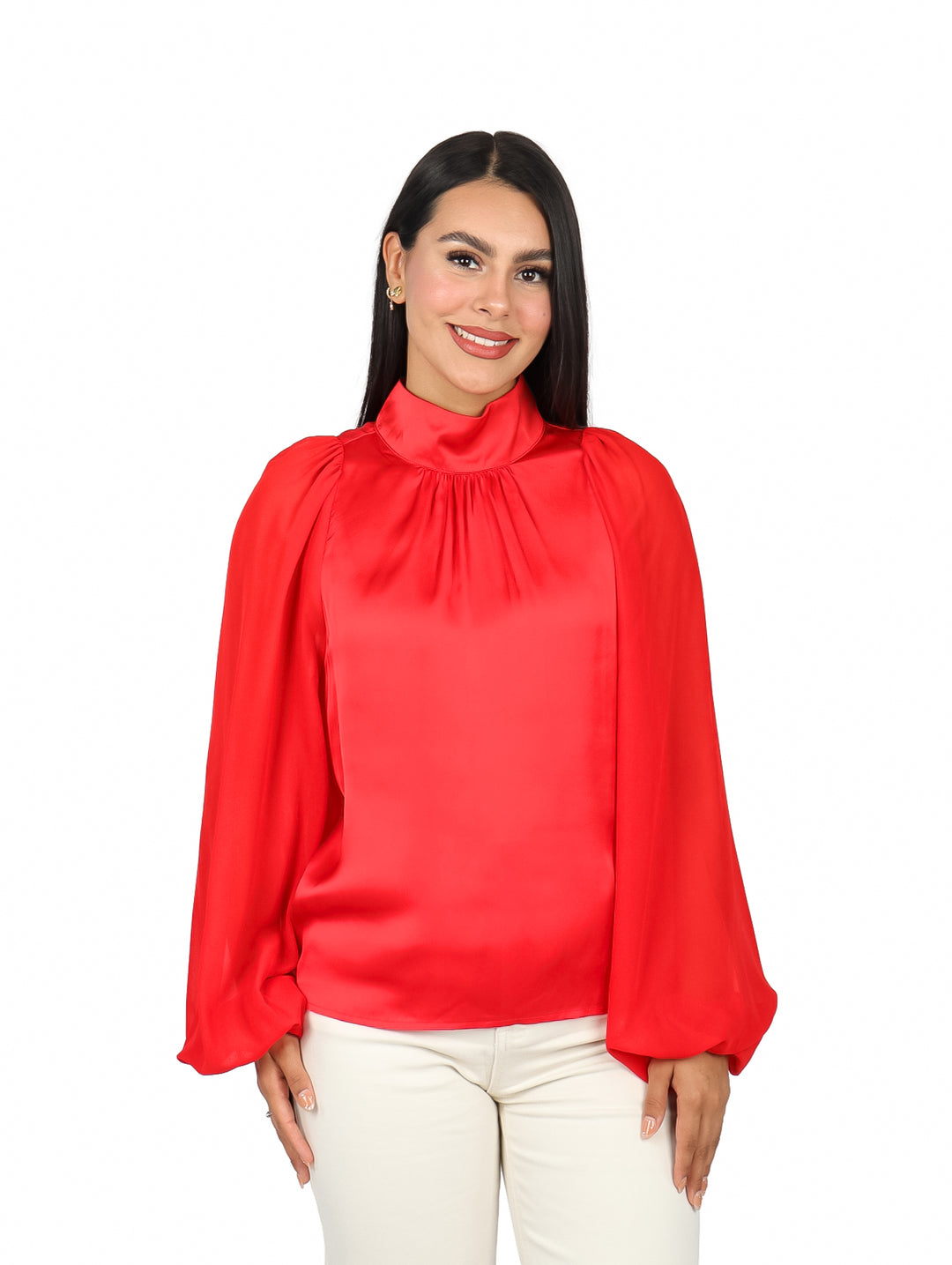 Mujer vistiendo una blusa roja de manga larga y cuello alto sobre fondo blanco.