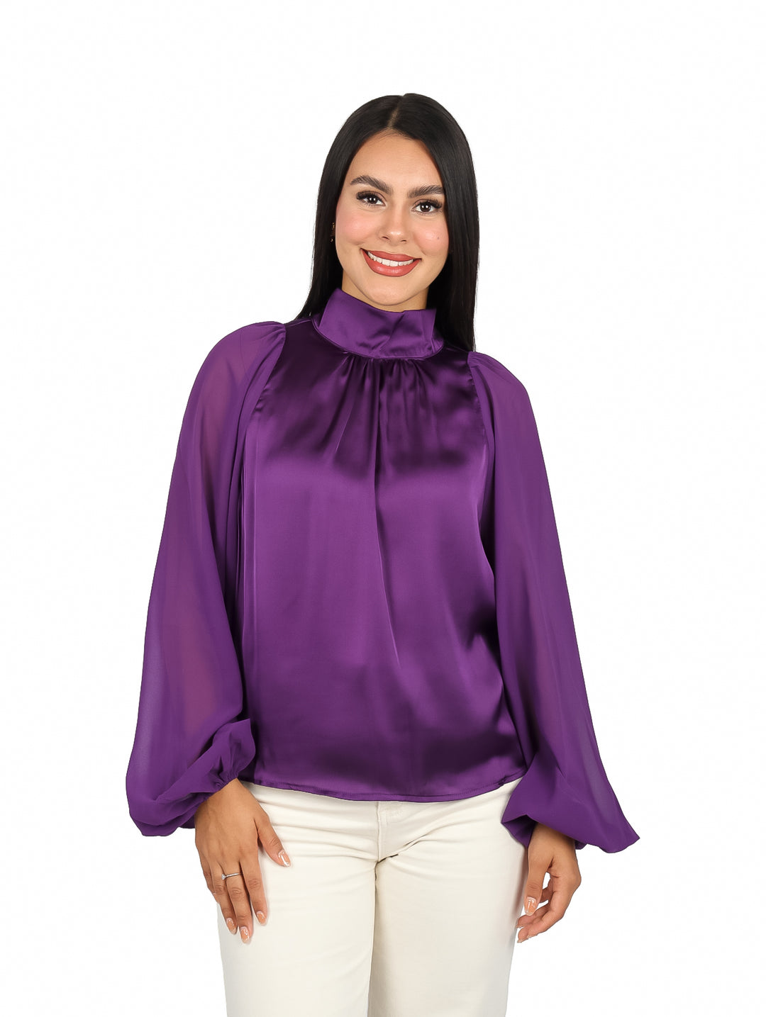 Mujer vistiendo una blusa morada satinada de cuello alto y mangas largas.