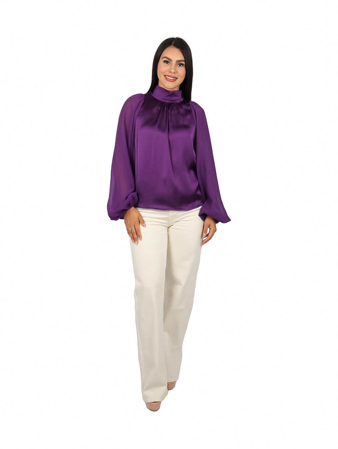 Mujer vistiendo una blusa morada satinada de cuello alto y mangas largas.