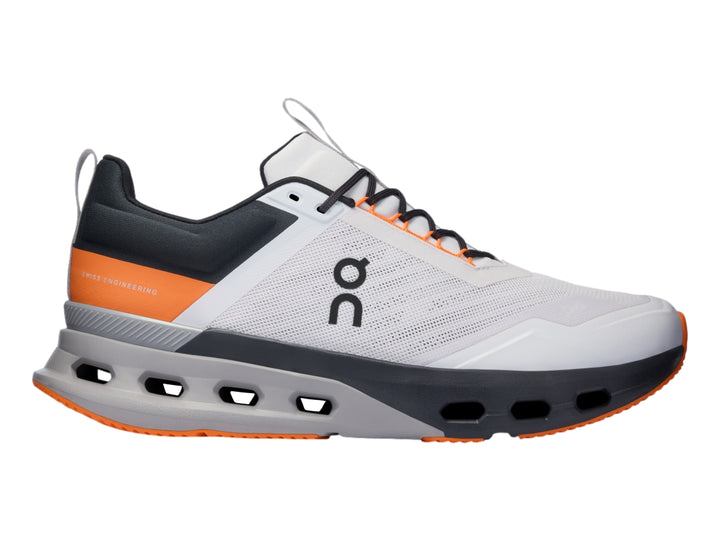 Tenis deportivos On Cloud en color blanco con detalles en gris y naranja, vista lateral sobre fondo blanco.