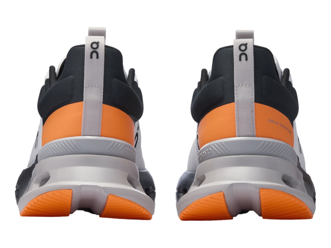 Tenis deportivos On Cloud en color blanco con detalles en gris y naranja, vista lateral sobre fondo blanco.