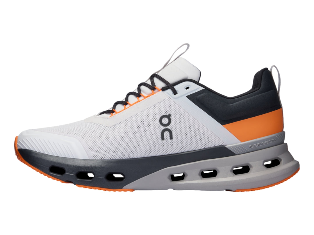 Tenis deportivos On Cloud en color blanco con detalles en gris y naranja, vista lateral sobre fondo blanco.