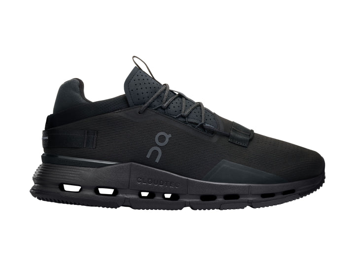 Tenis deportivos On Cloud Cloudnova 2 color negro total para mujer con suela gruesa.