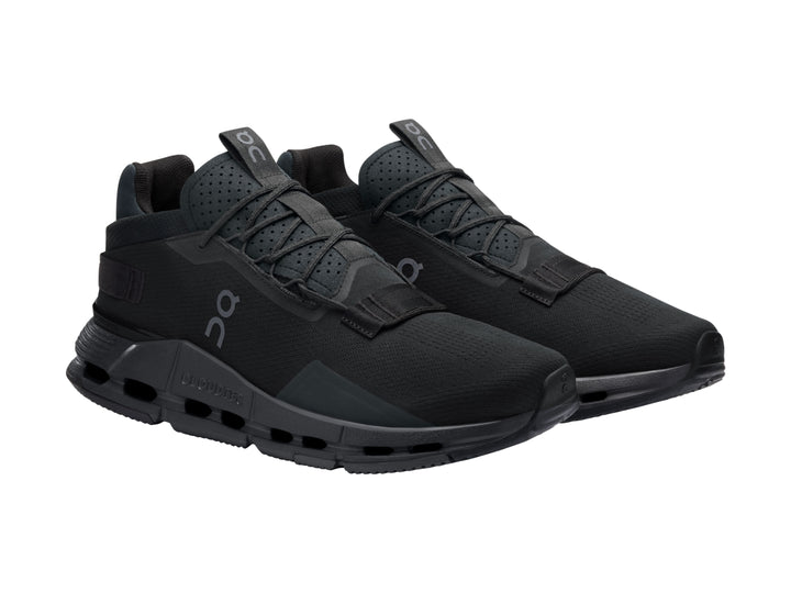 Tenis deportivos On Cloud Cloudnova 2 color negro total para mujer con suela gruesa.