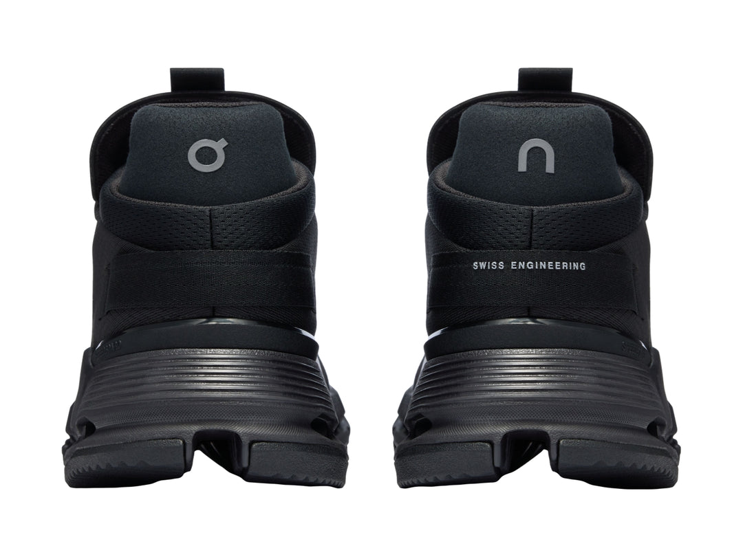 Tenis deportivos On Cloud Cloudnova 2 color negro total para mujer con suela gruesa.