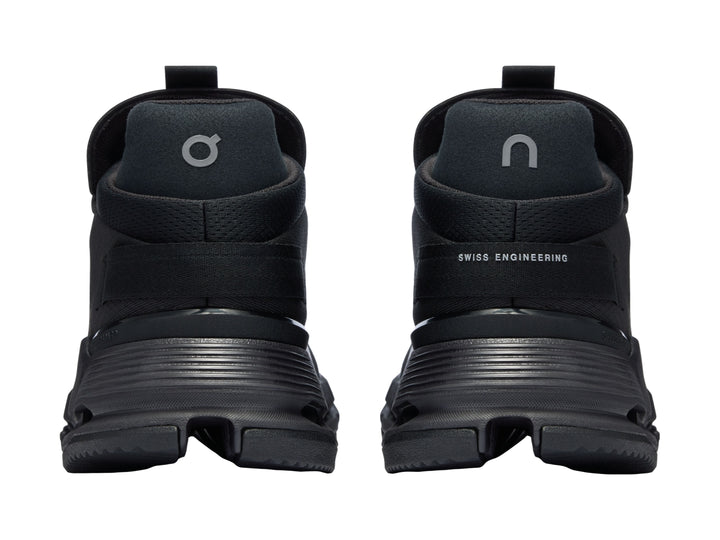 Tenis deportivos On Cloud Cloudnova 2 color negro total para mujer con suela gruesa.