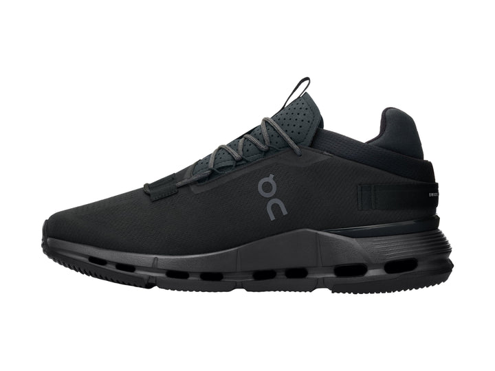 Tenis deportivos On Cloud Cloudnova 2 color negro total para mujer con suela gruesa.