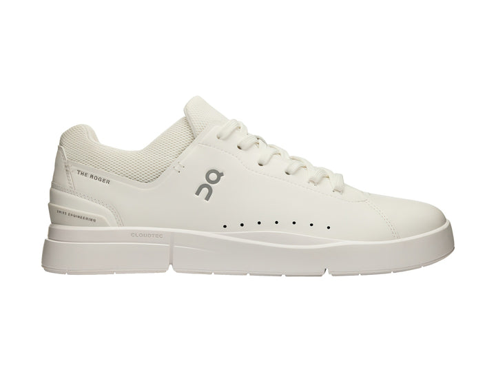 Tenis On The Roger Advantage en color blanco total, diseño minimalista y deportivo.