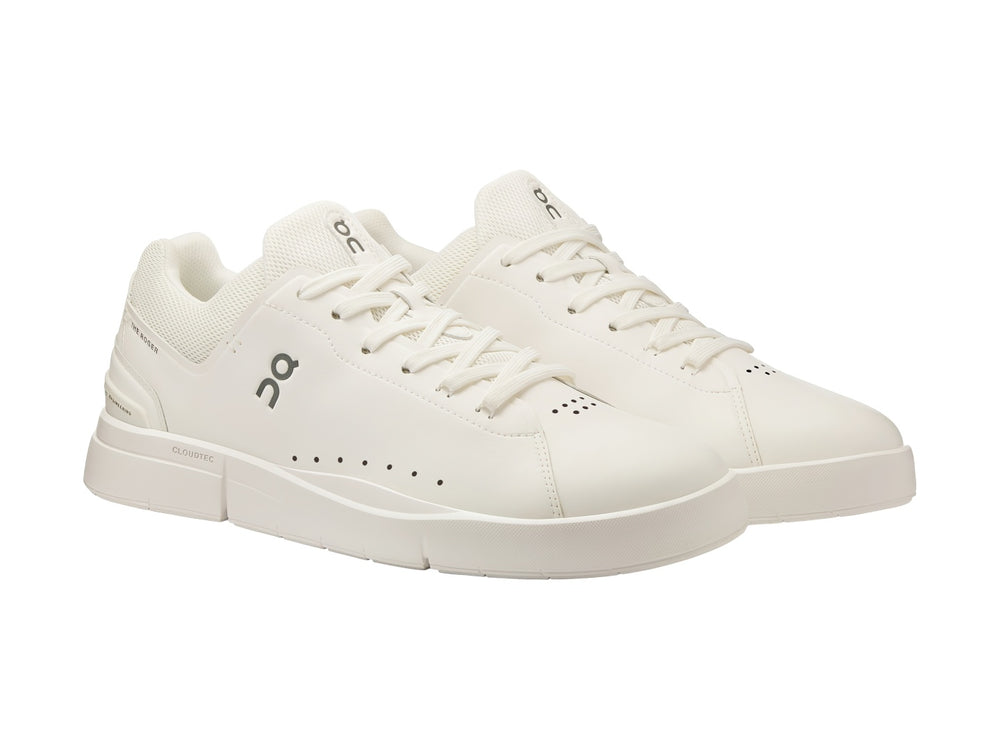 Tenis On The Roger Advantage en color blanco total, diseño minimalista y deportivo.