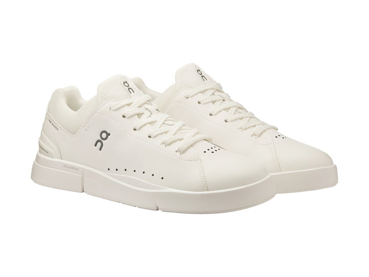 Tenis On The Roger Advantage en color blanco total, diseño minimalista y deportivo.