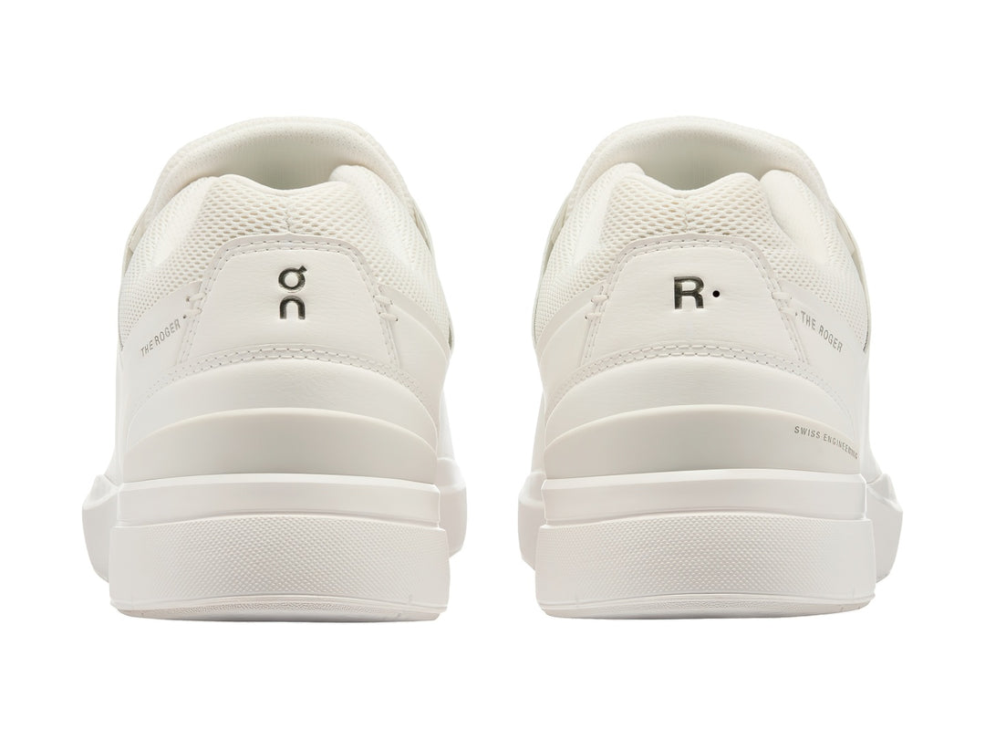Tenis On The Roger Advantage en color blanco total, diseño minimalista y deportivo.