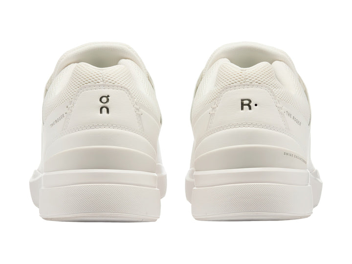 Tenis On The Roger Advantage en color blanco total, diseño minimalista y deportivo.