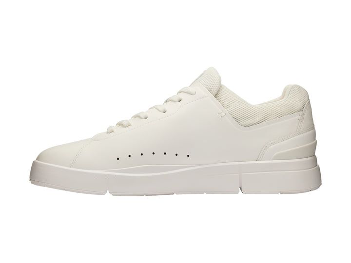 Tenis On The Roger Advantage en color blanco total, diseño minimalista y deportivo.