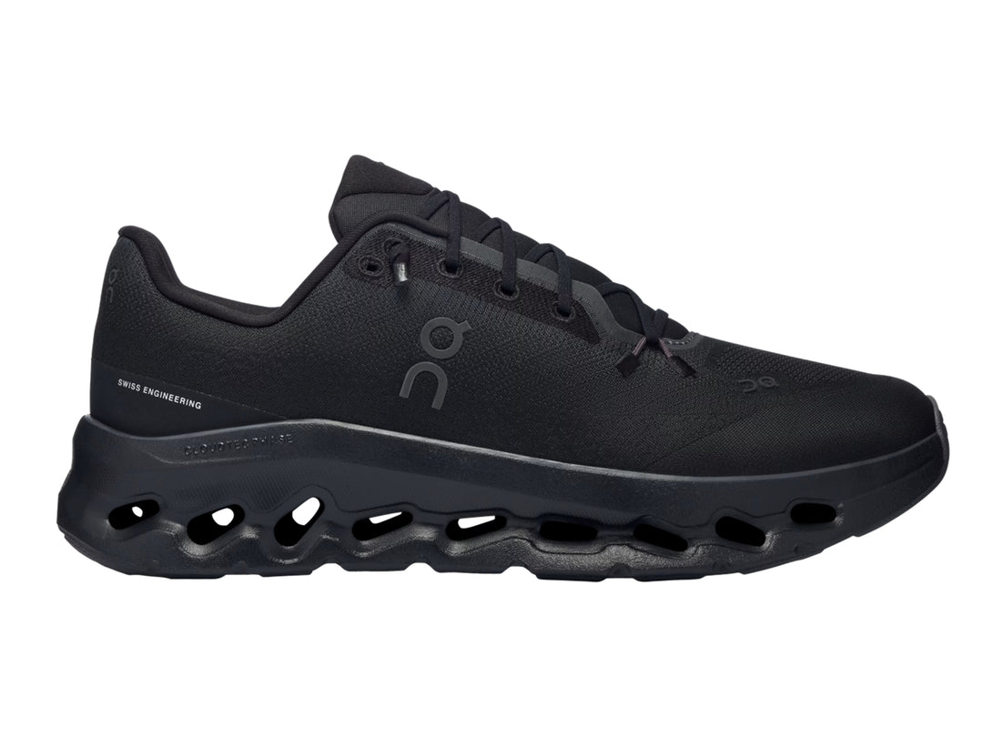 Tenis deportivos On Cloud Cloudtilt color negro con suela amortiguada y diseño moderno.