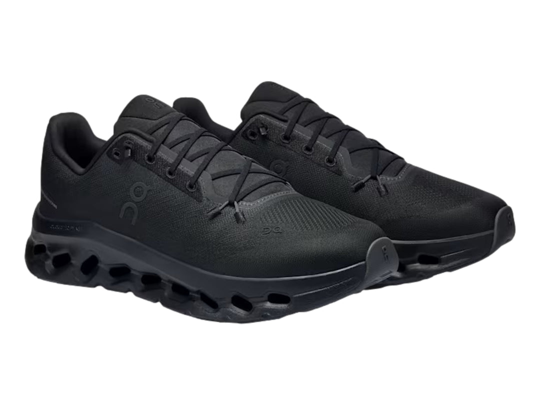 Tenis deportivos On Cloud Cloudtilt color negro con suela amortiguada y diseño moderno.