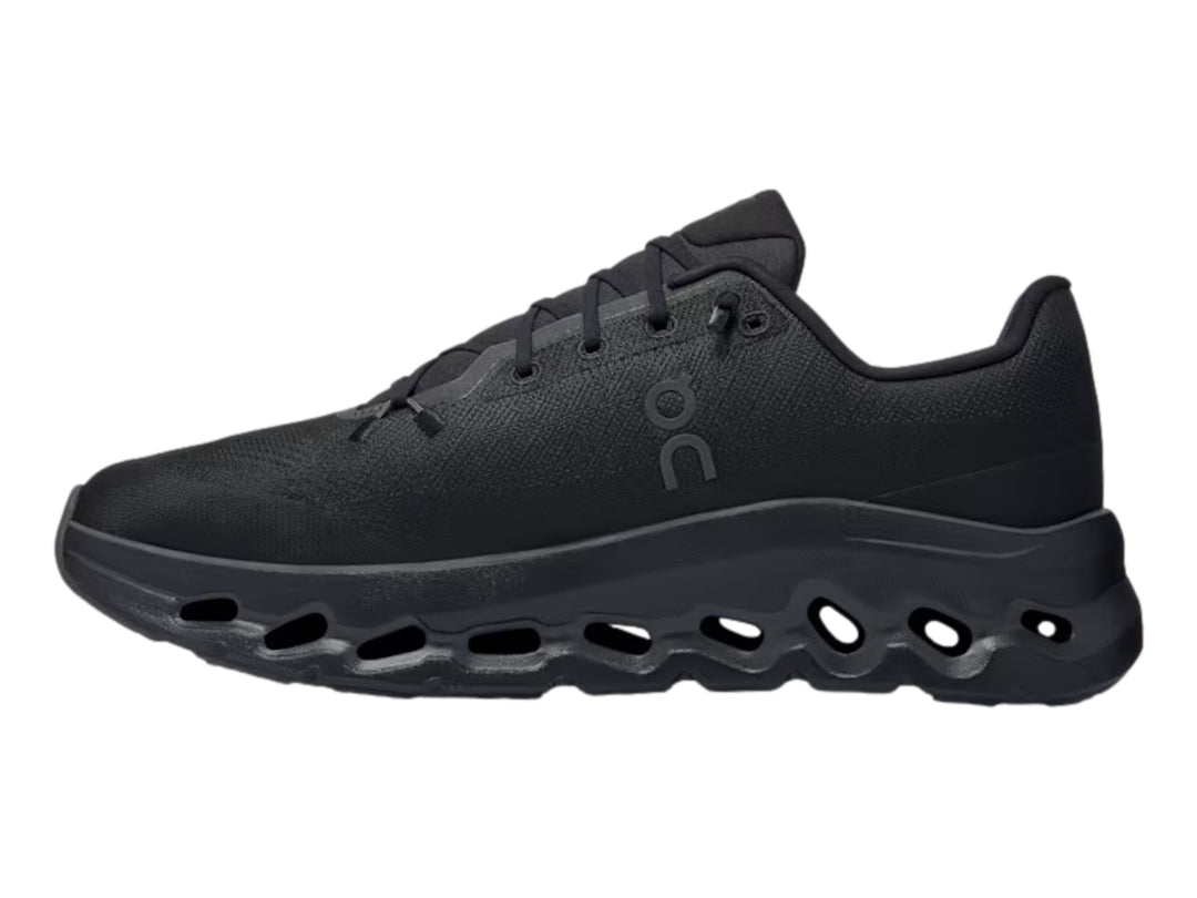 Tenis deportivos On Cloud Cloudtilt color negro con suela amortiguada y diseño moderno.