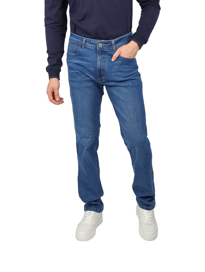 Hombre vistiendo pantalón de mezclilla azul estilo stone con corte recto y calzado blanco.