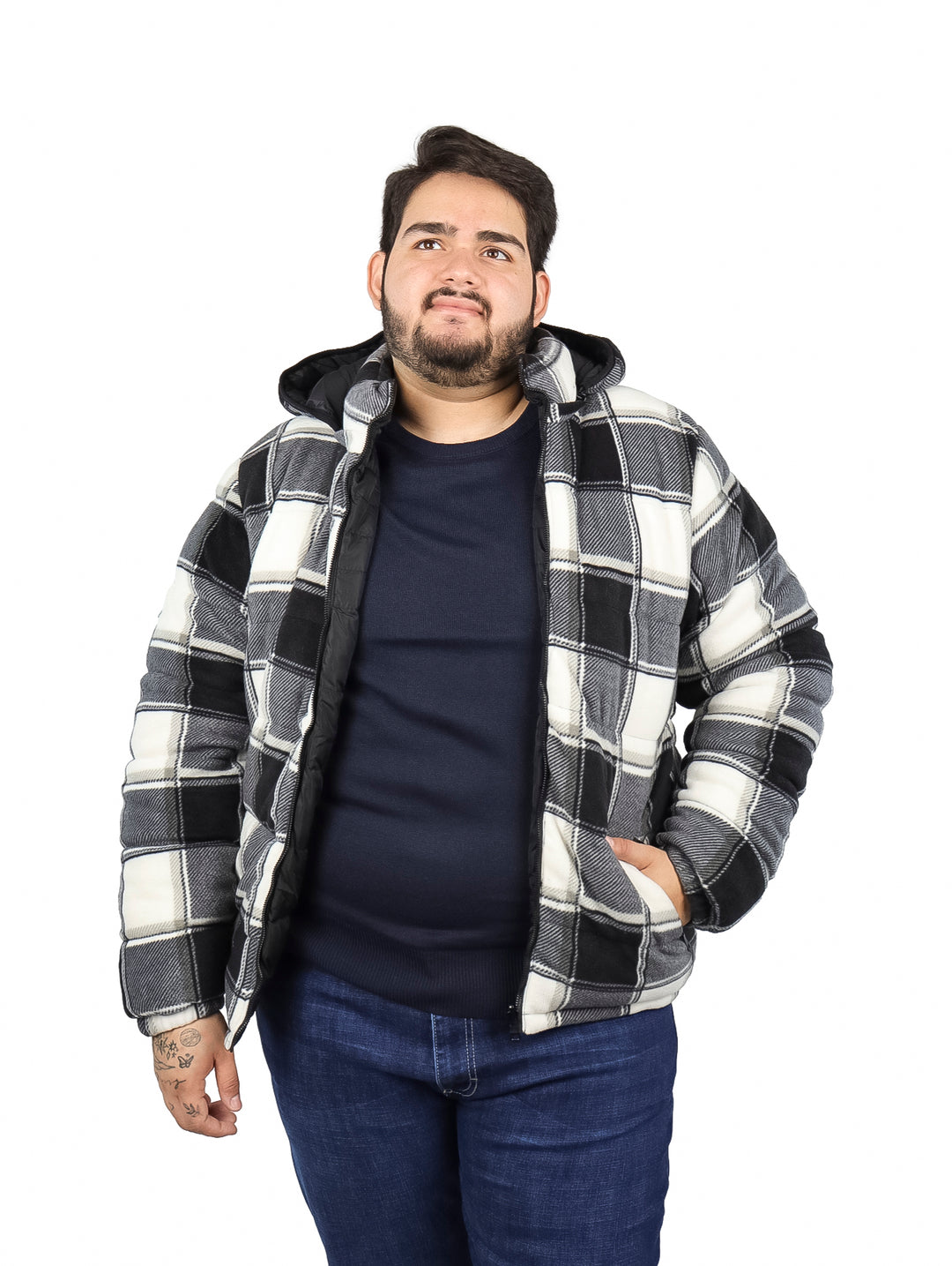 Hombre vistiendo chamarra reversible de cuadros en colores negro y blanco con capucha.