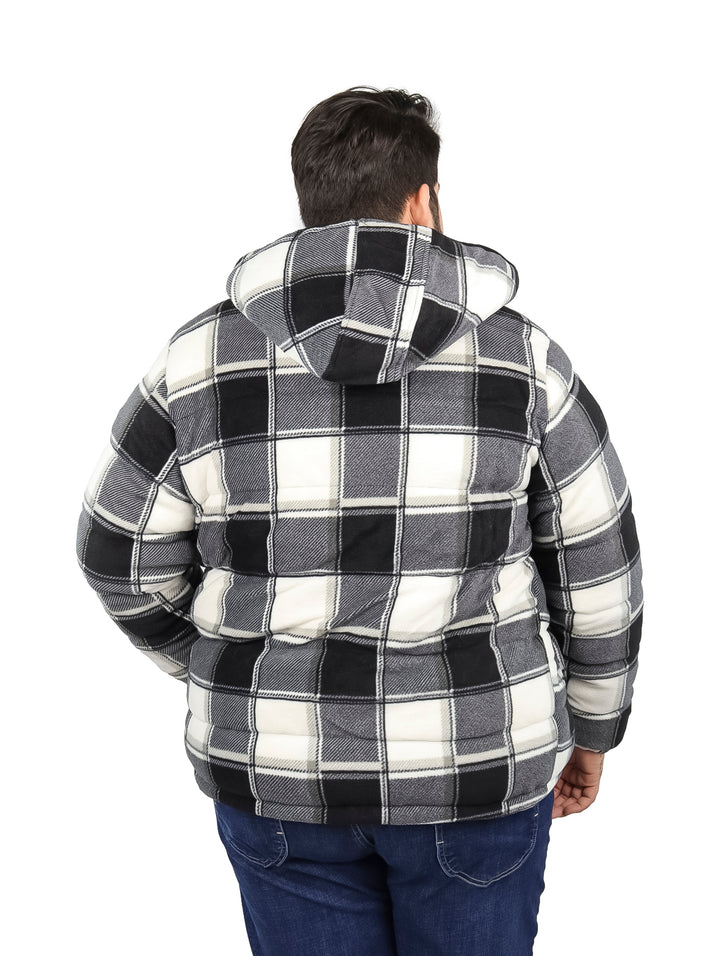 Hombre vistiendo chamarra reversible de cuadros en colores negro y blanco con capucha.