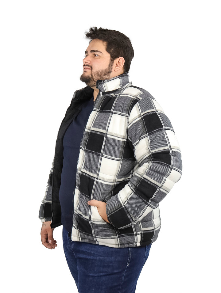 Hombre vistiendo chamarra reversible de cuadros en colores negro y blanco con capucha.