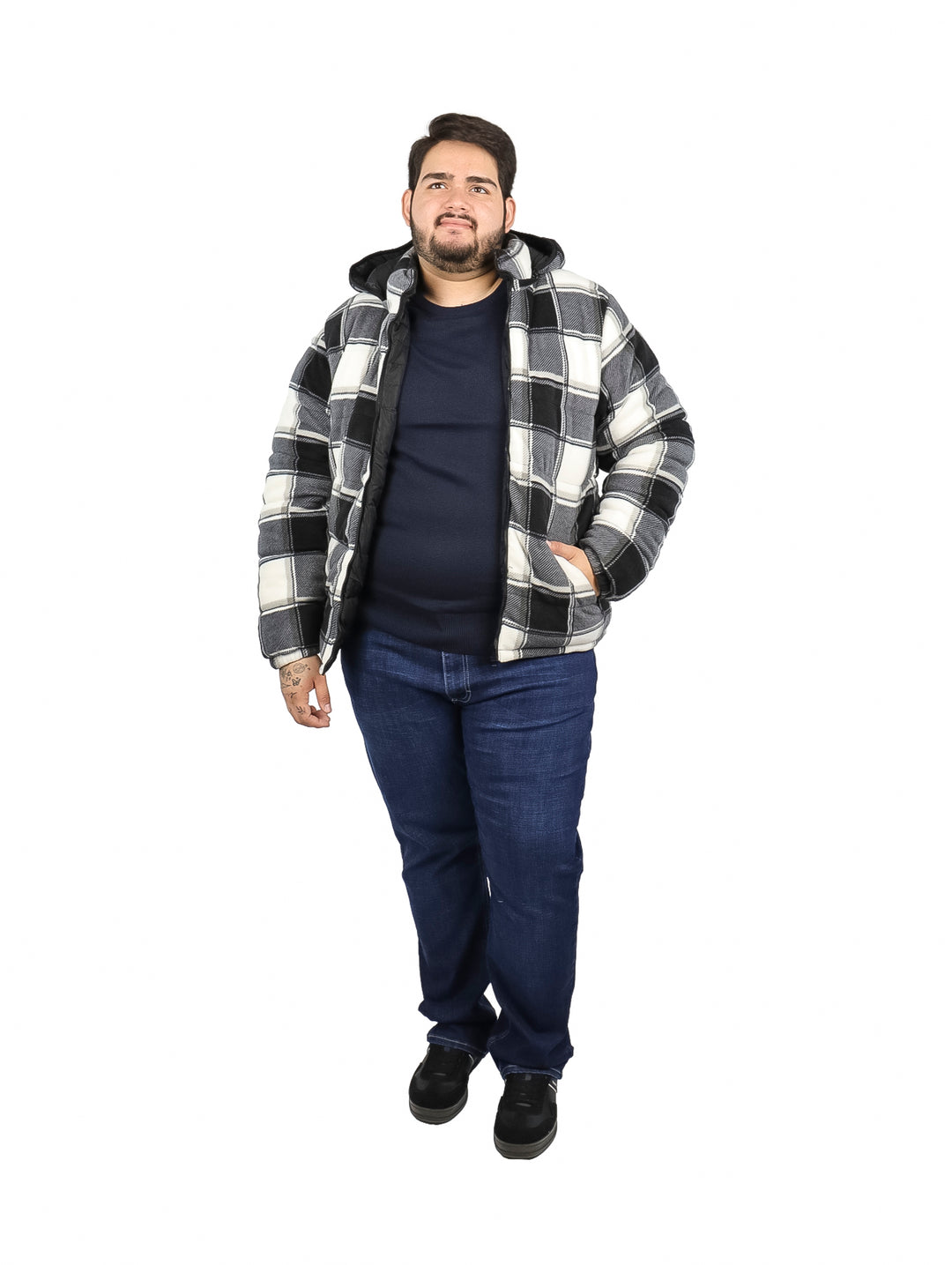 Hombre vistiendo chamarra reversible de cuadros en colores negro y blanco con capucha.