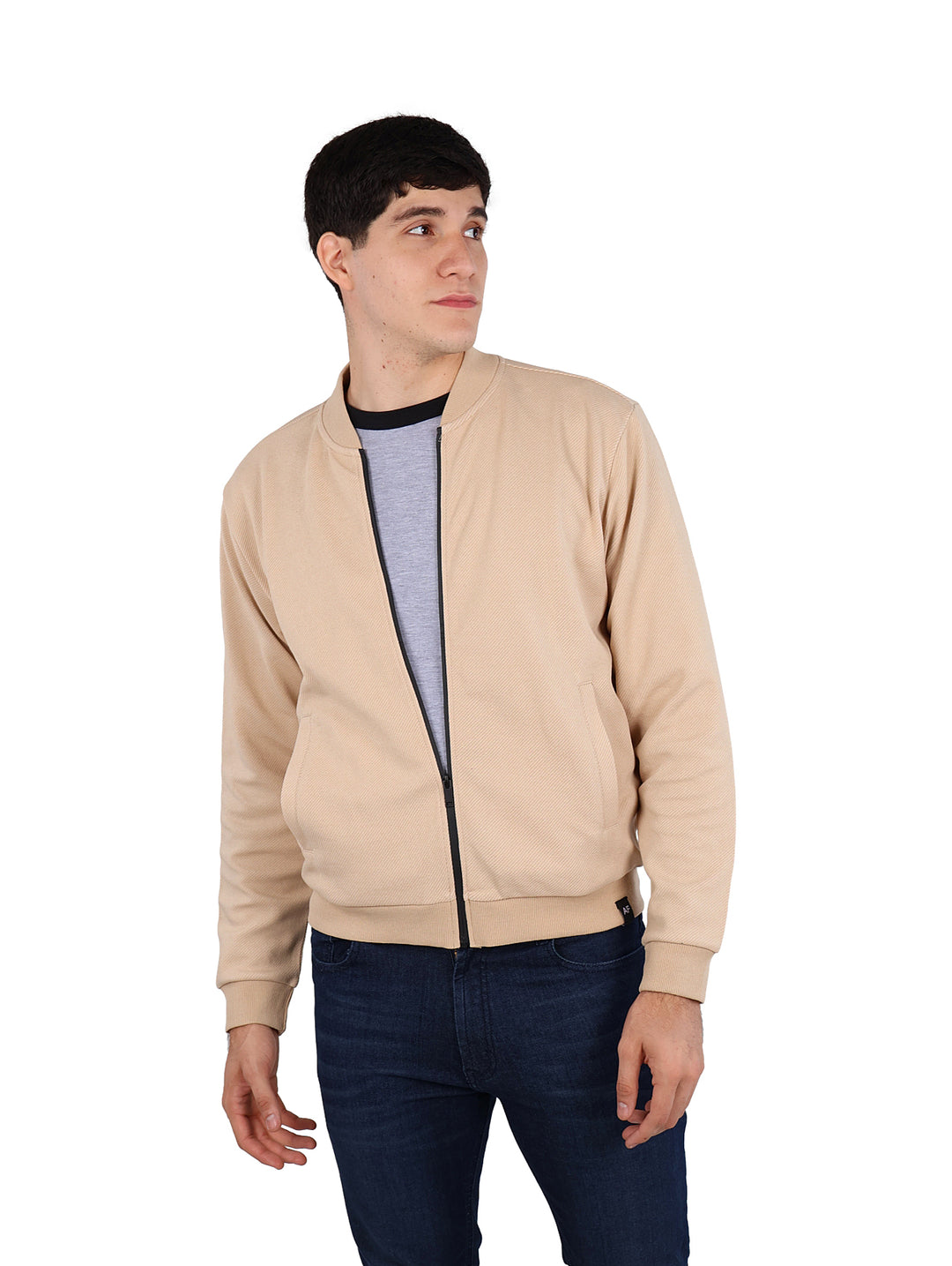 Hombre vistiendo sudadera beige con cierre frontal de la marca American Fly