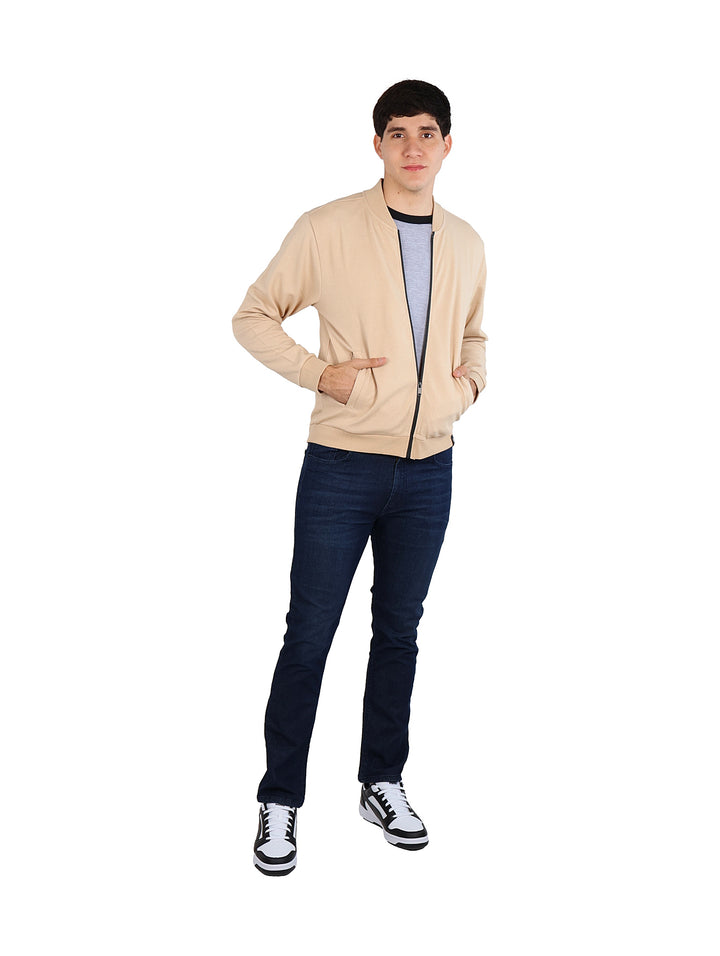 Hombre vistiendo sudadera beige con cierre frontal de la marca American Fly