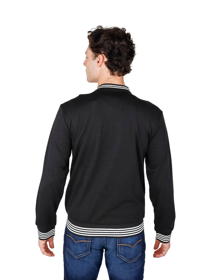 Sudadera negra con cierre frontal y detalles de rayas blancas en puños y cintura.