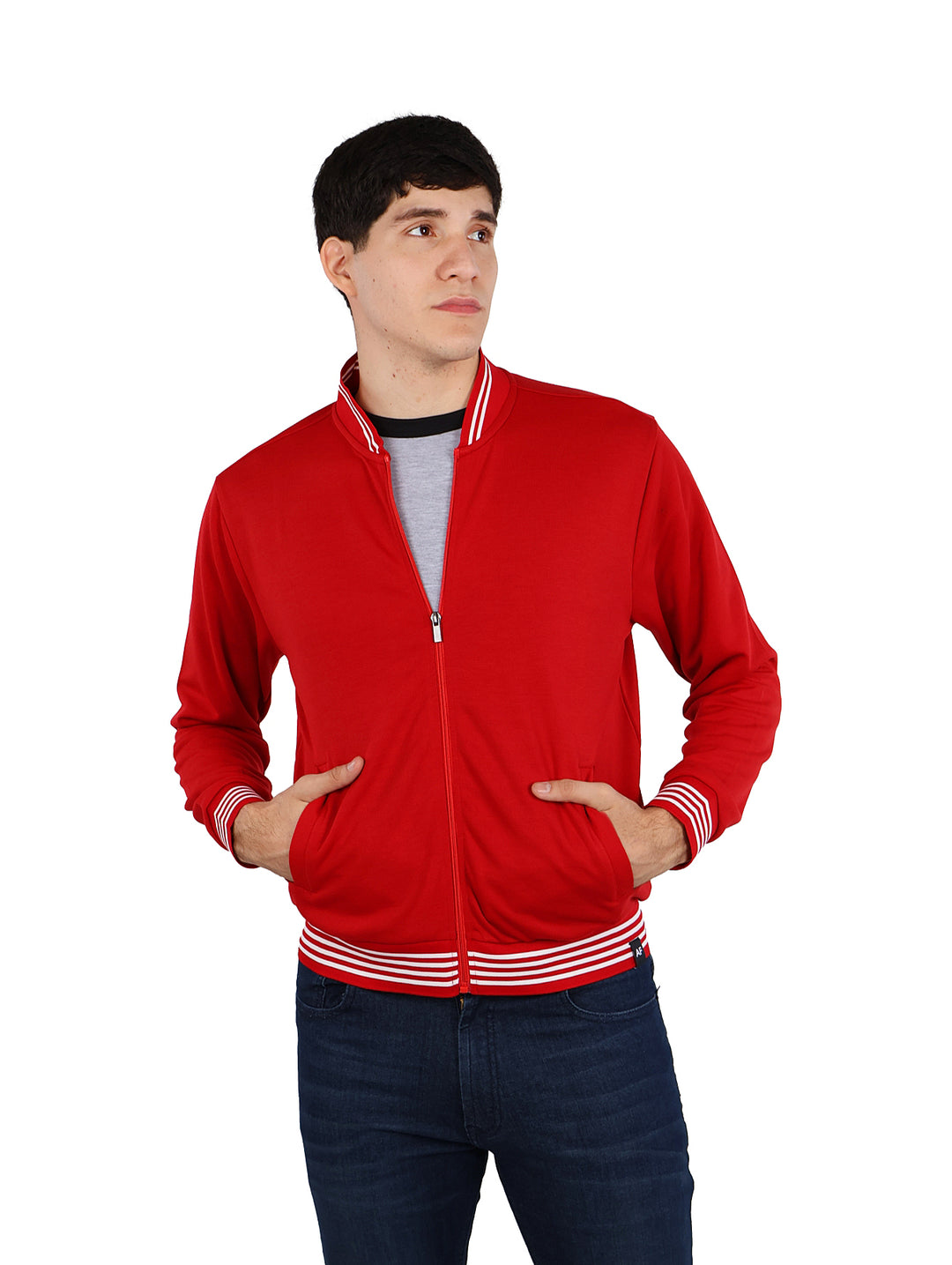 Hombre vistiendo sudadera roja con cierre frontal y detalles de rayas blancas en cuello, puños y cintura.