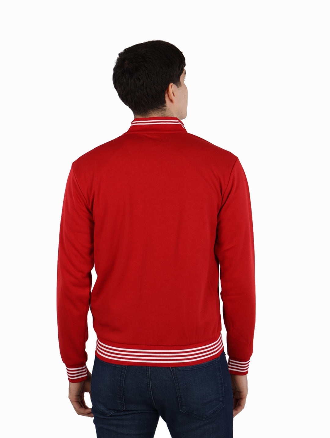 Hombre vistiendo sudadera roja con cierre frontal y detalles de rayas blancas en cuello, puños y cintura.