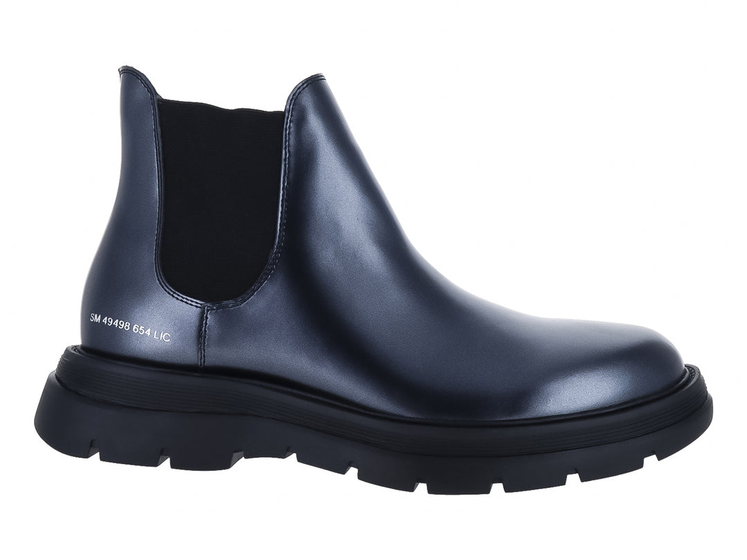 Botín Steve Madden color gris metálico con suela gruesa negra.