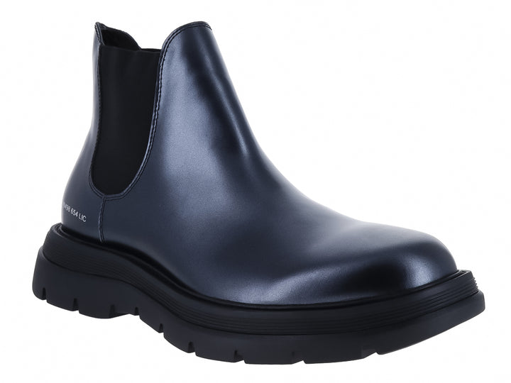 Botín Steve Madden color gris metálico con suela gruesa negra.
