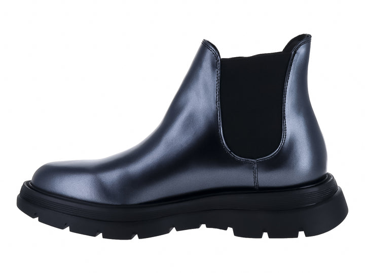 Botín Steve Madden color gris metálico con suela gruesa negra.