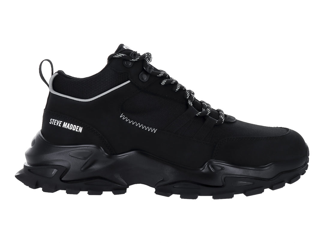 Tenis Steve Madden Henry color negro con suela gruesa y detalles en blanco.