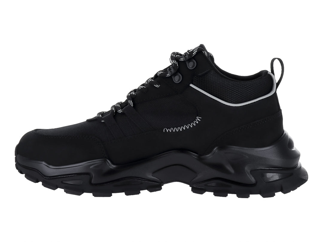 Tenis Steve Madden Henry color negro con suela gruesa y detalles en blanco.