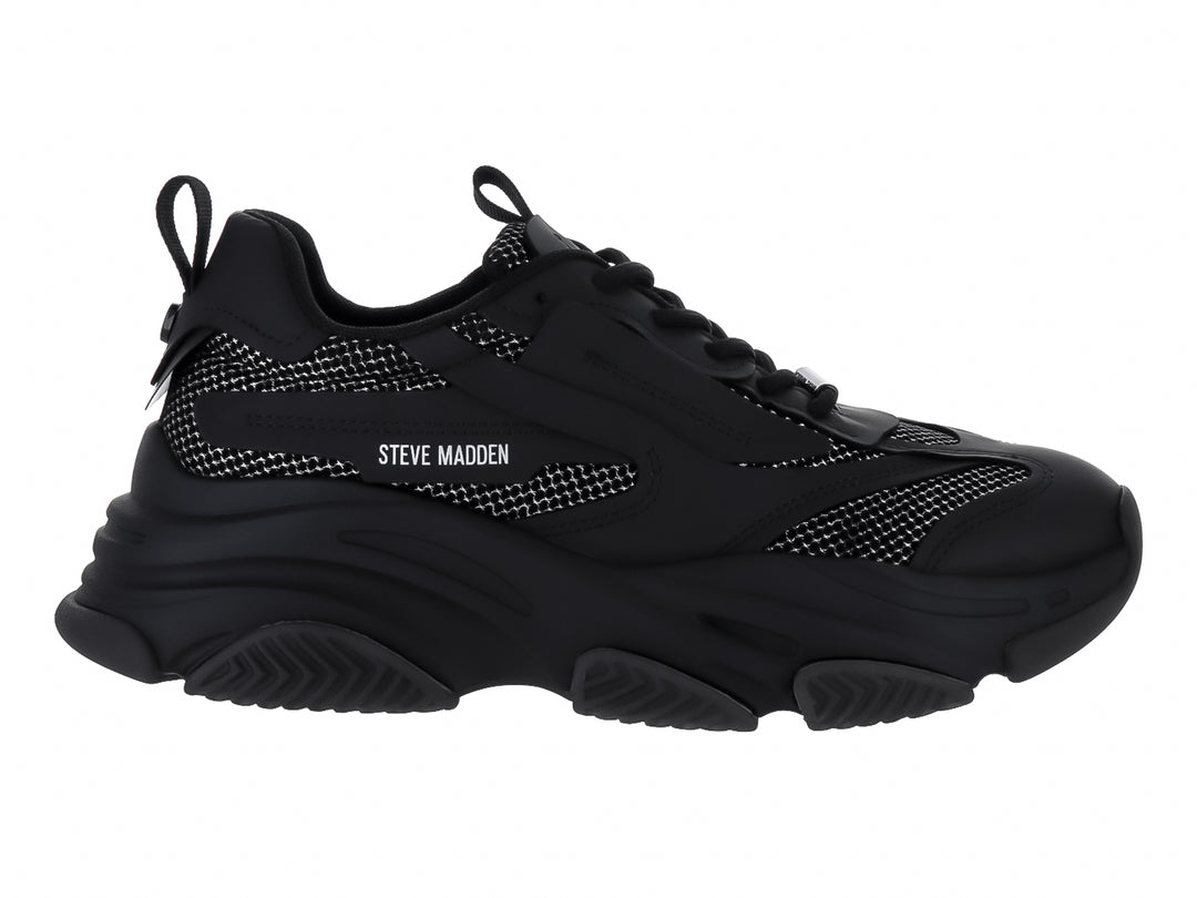 Tenis negros Steve Madden con detalles de malla plateada brillante y suela chunky.
