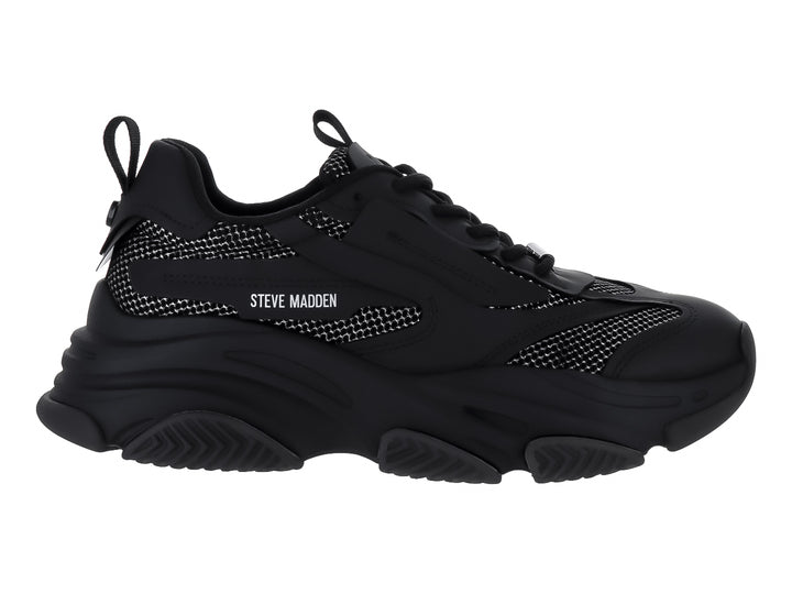 Tenis negros Steve Madden con detalles de malla plateada brillante y suela chunky.