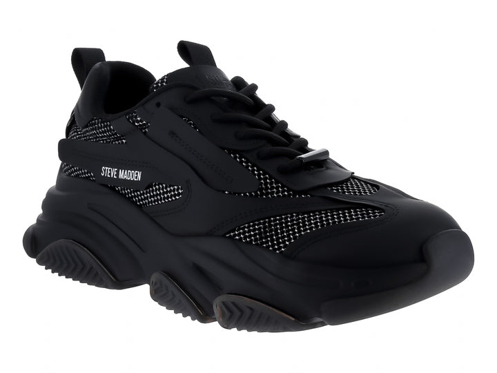 Tenis negros Steve Madden con detalles de malla plateada brillante y suela chunky.