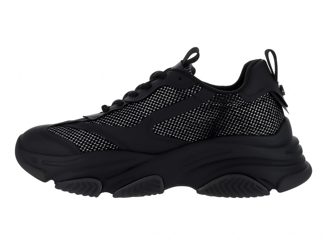 Tenis negros Steve Madden con detalles de malla plateada brillante y suela chunky.