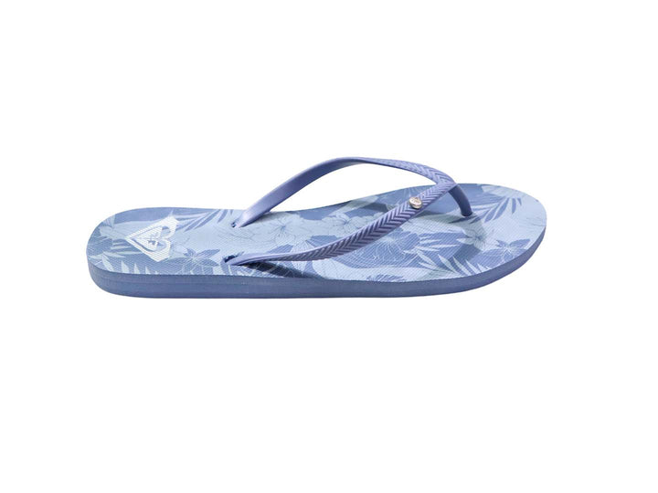 Sandalias Roxy color azul con estampado de hojas blancas y tiras azules.