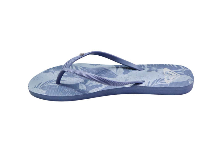 Sandalias Roxy color azul con estampado de hojas blancas y tiras azules.